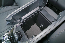 中央扶手箱空间