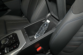 中央扶手箱空间