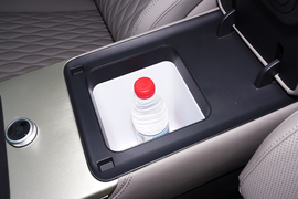 中央扶手箱空间