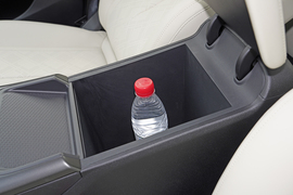 中央扶手箱空间