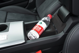 中央扶手箱空间