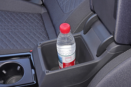 中央扶手箱空间