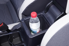 中央扶手箱空间