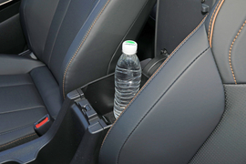 中央扶手箱空间