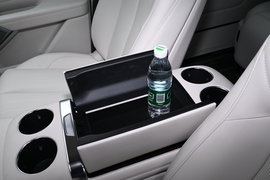 中央扶手箱空间