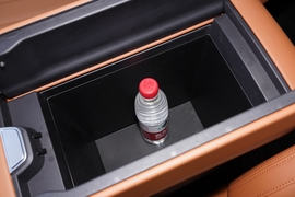 中央扶手箱空间