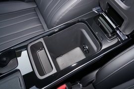 中央扶手箱空间