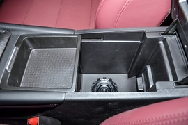 中央扶手箱空间