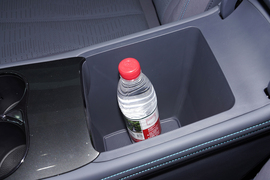 中央扶手箱空间