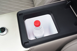 中央扶手箱空间