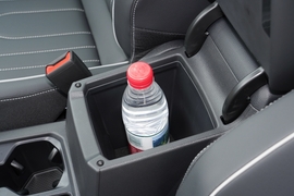 中央扶手箱空间