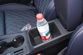 中央扶手箱空间