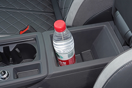 中央扶手箱空间