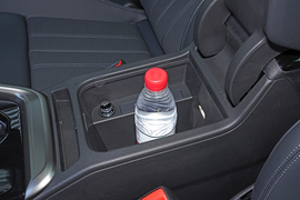 中央扶手箱空间