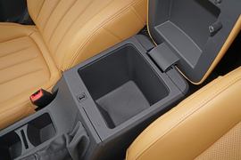 中央扶手箱空间