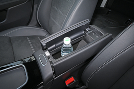 中央扶手箱空间