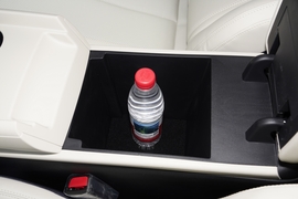 中央扶手箱空间