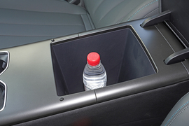 中央扶手箱空间