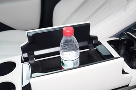 中央扶手箱空间