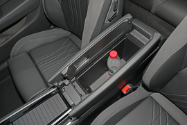 中央扶手箱空间