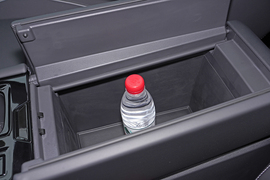 中央扶手箱空间