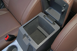 中央扶手箱空间