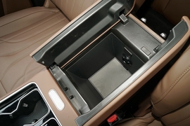 中央扶手箱空间