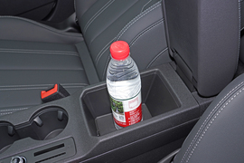 中央扶手箱空间