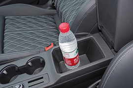 中央扶手箱空间