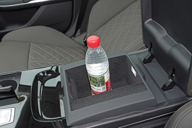 中央扶手箱空间