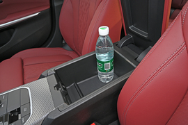 中央扶手箱空间