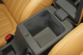 中央扶手箱空间