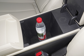 中央扶手箱空间