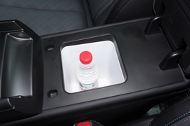 中央扶手箱空间