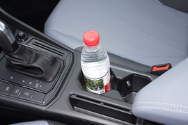 中央扶手箱空间