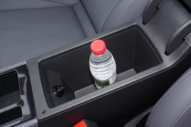 中央扶手箱空间