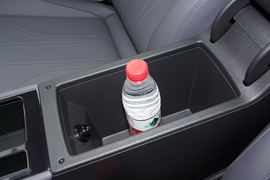 中央扶手箱空间