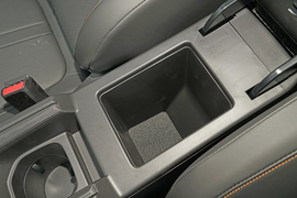 中央扶手箱空间