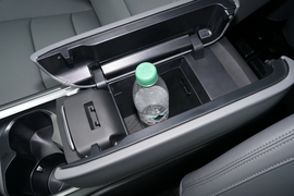 中央扶手箱空间