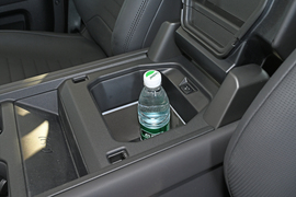 中央扶手箱空间