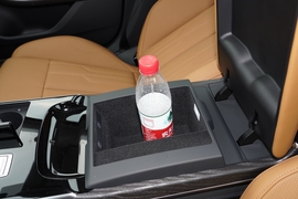 中央扶手箱空间