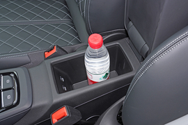 中央扶手箱空间