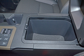 中央扶手箱空间