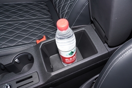 中央扶手箱空间