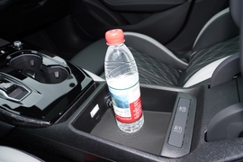 中央扶手箱空间