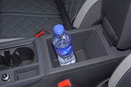 中央扶手箱空间