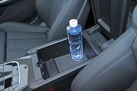 中央扶手箱空间