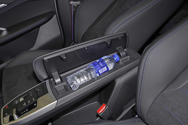 中央扶手箱空间