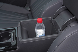 中央扶手箱空间