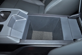 中央扶手箱空间